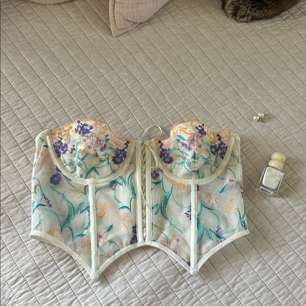Urban outfitters Flora Embroidered Bustier corset In White Multi M - Picture 2 of 15